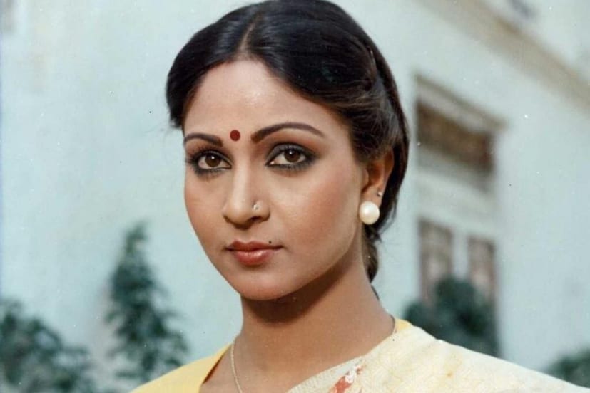 വിവാഹത്തിന്റെ ആദ്യവർഷങ്ങളിൽ തന്നെ അനിലിന്റെ ക്രൂര മർദ്ദനങ്ങൾ രതിക്ക് ഏറ്റുവാങ്ങേണ്ടി വന്നിരുന്നു. അനിലുമായുള്ള മൂന്ന് പതിറ്റാണ്ട് നീണ്ട വിവാഹ ജീവിതത്തിൽ ഇത് പതിവായിരുന്നു. അനിലിന്റെ പെന്റ്റ് ഹൗസിന് ചുറ്റും ജീവൻ ഭയന്ന് ഓടിയ സാഹചര്യങ്ങൾ രതിക്ക് പറയാനുണ്ടാവും. മുഖം പോലെ പുറമേ കാണാൻ സാധിക്കുന്ന ശരീരഭാഗങ്ങളെ ലക്ഷ്യമിട്ടായിരുന്നില്ല ഭർത്താവിന്റെ മർദ്ദനങ്ങൾ. അതും അയാൾ കൃത്യമായി പ്ലാൻ ചെയ്താണ് രതിയെ ആക്രമിച്ചിരുന്നത്. എപ്പോഴും പുഞ്ചിരിയുമായി പൊതുവിടങ്ങളിൽ പ്രത്യക്ഷപ്പെട്ടിരുന്ന രതി ഇത്രയും വേദനകൾ സഹിച്ചിരുന്നു എന്ന് ആരും അറിഞ്ഞിരുന്നില്ല