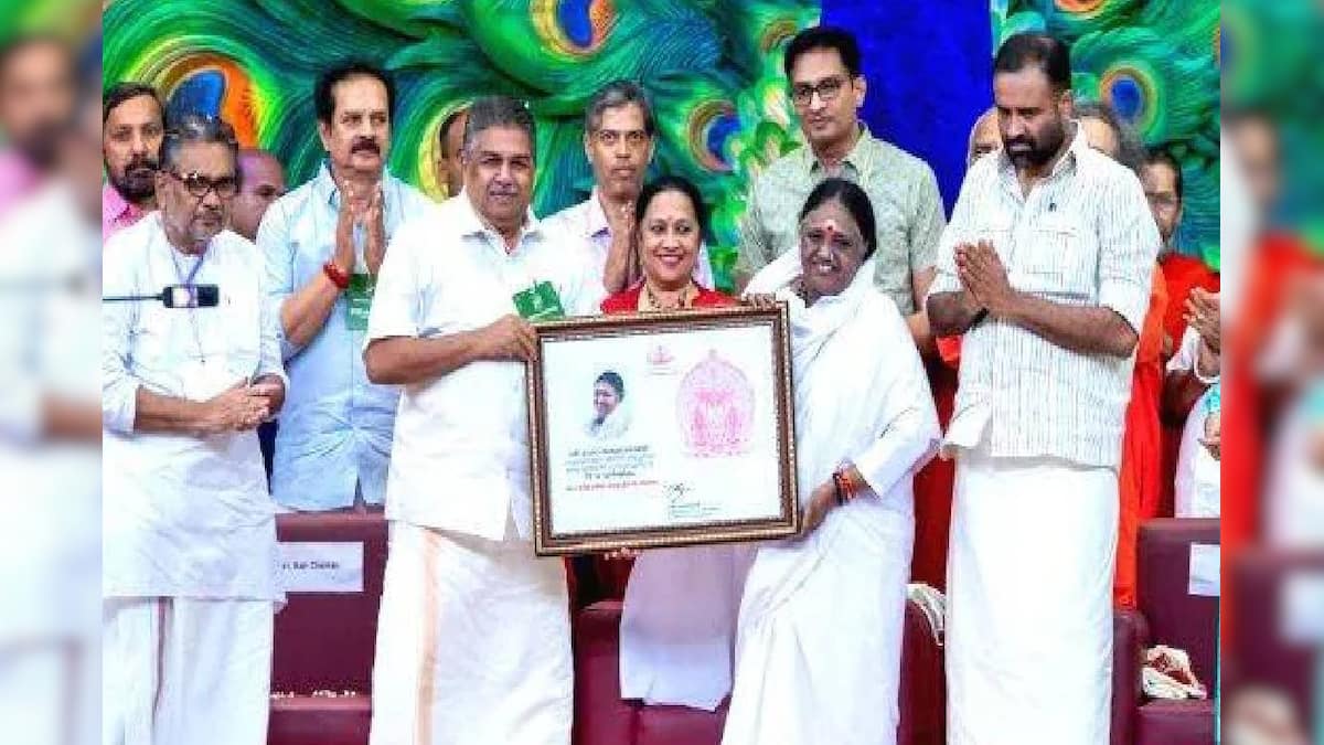 മാതാ അമൃതാനന്ദമയിക്ക്‌ സർക്കാരിൻ്റെ ആദരം; മലയാള ഭാഷയും സംസ്കാരവും ലോകത്തിനു മുന്നിൽ തെളിയിക്കാൻ അമ്മയ്ക്ക് കഴിഞ്ഞെന്ന് മന്ത്രി സജി ...