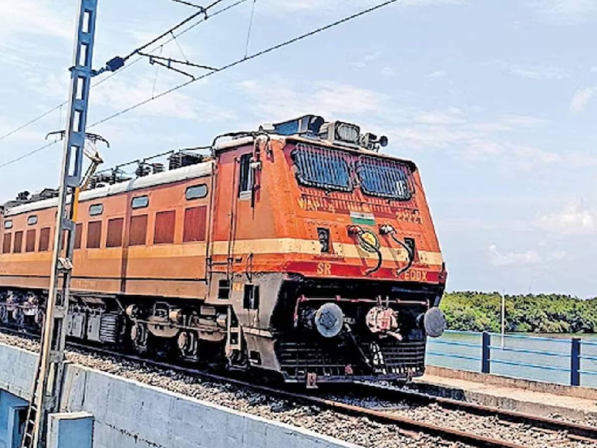റെയിൽവേ ചരിത്രം കുറിച്ച് ഏഴിമല പാലം; 6.5 മണിക്കൂർ കൊണ്ട് 2 കിലോമീറ്റർ പാത നിർമിച്ച് ട്രെയിൻ ഗതാഗതത്തിന് തുറന്നു