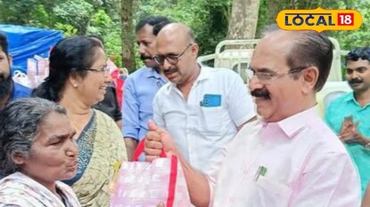 ഓണക്കിറ്റ് വിതരണം ചെയ്യുന്നു