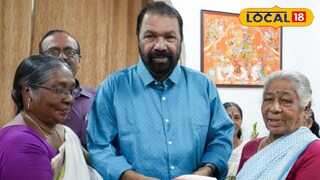 മന്ത്രിക്ക് കയർതൊഴിലാളികളായ സ്ത്രീകൾ ഓണക്കോടി കൈമാറുന്നു 