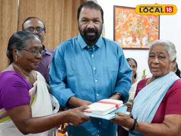 മന്ത്രിക്ക് കയർതൊഴിലാളികളായ സ്ത്രീകൾ ഓണക്കോടി കൈമാറുന്നു 