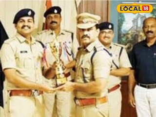 സിറ്റി പോലീസ് കമ്മിഷണറിൽ നിന്ന്  ചക്കരക്കല്ല് ഇന്‍സ്‌പെക്ടർ ട്രോഫി വാങ്ങുന്നു 