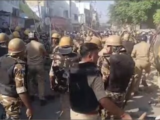 'ഐ ലവ് മുഹമ്മദ്' ബാനറുകളേന്തിയ പ്രതിഷേധക്കാരും ബറേലി പോലീസും തമ്മിൽ ഏറ്റുമുട്ടി (IANS)