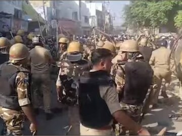 'ഐ ലവ് മുഹമ്മദ്' ബാനറുകളേന്തിയ പ്രതിഷേധക്കാരും ബറേലി പോലീസും തമ്മിൽ ഏറ്റുമുട്ടി (IANS) 'ഐ ലവ് മുഹമ്മദ്' ബാനറുകളേന്തിയ പ്രതിഷേധക്കാരും ബറേലി പോലീസും തമ്മിൽ ഏറ്റുമുട്ടി (IANS)