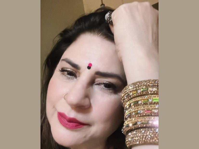 കുനിക സദാനന്ദ് ഇപ്പോൾ ഹിന്ദി ബിഗ് ബോസ് മത്സരാർഥിയാണ്. ഇവിടെ വച്ച് അവർ തന്റെ വ്യക്തി ജീവിതത്തെക്കുറിച്ച് നടത്തിയ വെളിപ്പെടുത്തൽ വലിയ വാർത്തയായി മാറിക്കഴിഞ്ഞു. നീണ്ട 27 വർഷക്കാലം കുനിക ഒരാൾക്കൊപ്പം ലിവിങ് ടുഗെദർ ബന്ധം നയിച്ചു. അയാൾ മറ്റൊരു സ്ത്രീയുടെ ഭർത്താവായിരുന്നു എന്നും, ഒടുവിൽ അയാളിൽ നിന്നും വഞ്ചിക്കപ്പെട്ടു എന്നും കുനിക. വിവാഹമോചനം നേടിയില്ല എങ്കിലും, അയാൾ ഭാര്യയിൽ നിന്നും അകന്നു കഴിയുകയായിരുന്നു. ആ ബന്ധത്തിൽ എന്ത് സംഭവിച്ചു എന്ന് കുനിക നീലം ഗിരി, ടാന്യ മിത്തൽ എന്നിവരുമായുള്ള സംഭാഷണത്തിൽ വെളിപ്പെടുത്തി (തുടർന്ന് വായിക്കുക)