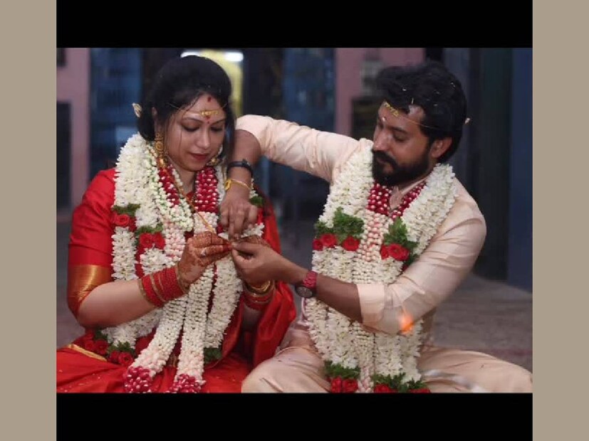 മദമ്പട്ടി രംഗരാജിന്റെ 'രണ്ടാം വിവാഹ' ശേഷവും ആദ്യഭാര്യ ശ്രുതിയുടെ പേജ് സജീവമാണ്. അതിൽ രംഗരാജിനൊപ്പമുള്ള തന്റെയും മക്കളുടെയും ചിത്രങ്ങൾ കാണാം. ബയോയിലും ഉണ്ട് ശ്രദ്ധേയ വിവരങ്ങൾ. അവിടെ ശ്രുതി ഇപ്പോഴും രംഗരാജിന്റെ ഭാര്യ തന്നെയാണ്. താൻ അദ്ദേഹത്തിന്റെ നിയമാനുസൃതമായ ഭാര്യയാണ് എന്ന് ശ്രുതി തറപ്പിച്ചു പറയുന്നുണ്ട്. എങ്കിൽപ്പിന്നെ ജോയ് ക്രിസിൽഡയുമായുള്ള ബന്ധം നിയമത്തിന് പുറത്തുള്ളത് എന്ന് ഏതാണ്ട് വ്യക്തമായിക്കഴിഞ്ഞു 