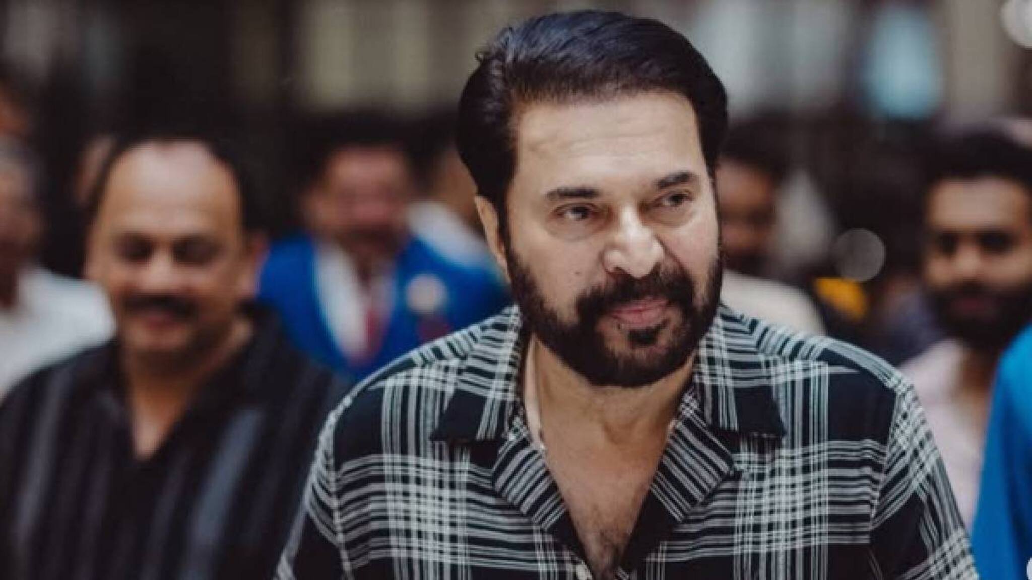 ന്യൂജെൻ പടത്തിൽ ഇടിച്ചു നിരത്താൻ മമ്മൂട്ടിയുടെ സർപ്രൈസ് എൻട്രി; 'ചത്ത പച്ച'യിൽ മമ്മുക്കയുടെ റോളെന്ത്?