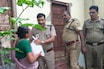 101 വീടുകളിൽ മുഹമ്മ പോലീസ് എത്തി; കയ്യിൽ ഭക്ഷ്യവസ്തുക്കൾ അടങ്ങിയ ഓണകിറ്റുമായി