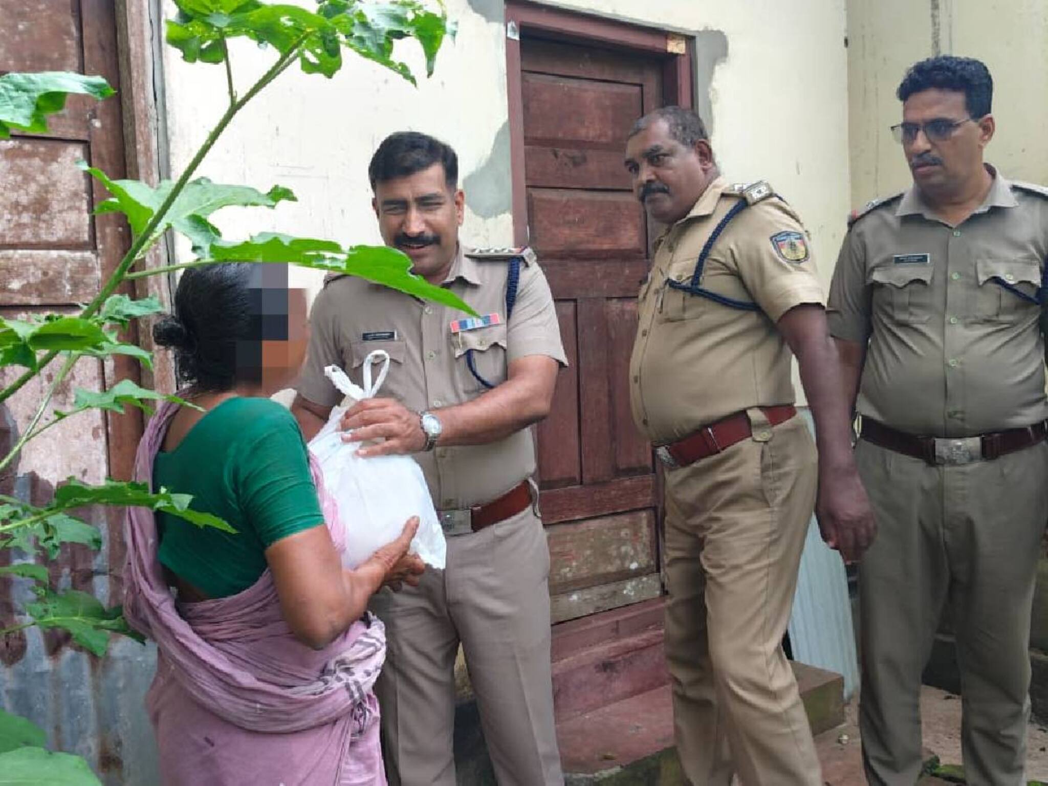 101 വീടുകളിൽ മുഹമ്മ പോലീസ് എത്തി; കയ്യിൽ ഭക്ഷ്യവസ്തുക്കൾ അടങ്ങിയ ഓണകിറ്റുമായി