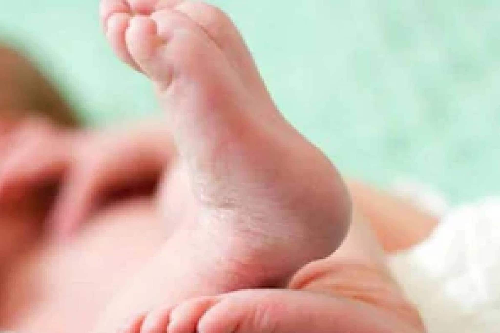 ഉറങ്ങിക്കിടന്ന മാതാപിതാക്കള്ക്കിടയില് ഞെരിഞ്ഞമര്ന്ന് 23 ദിവസം പ്രായമുള്ള കുഞ്ഞ് മരിച്ചു ഉറങ്ങിക്കിടന്ന മാതാപിതാക്കള്ക്കിടയില് ഞെരിഞ്ഞമര്ന്ന് 23 ദിവസം പ്രായമുള്ള കുഞ്ഞ് മരിച്ചു