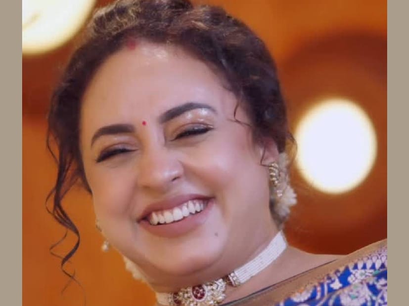 ഷെയ്ൻ നിഗമുമായുള്ള അഭിമുഖത്തിന് മുൻപ് പേളി മാണി പോസ്റ്റ് ചെയ്ത വീഡിയോ ഓണം വ്ലോഗ് ആയിരുന്നു. വിശേഷാവസരങ്ങളിൽ ശ്രീനിഷിന്റെ പാലക്കാട്ടെ കുടുംബവീട്ടിൽ പോയി, അവിടെ മുത്തശ്ശിക്ക് സമ്മാനം കൊടുക്കുന്ന പതിവ് പേളിക്കും മക്കൾക്കും ഉണ്ട്. കുഞ്ഞുങ്ങളെ പ്രസവിച്ച ശേഷം, അധികം യാത്ര ചെയ്തു പോകാൻ കഴിയാത്ത ശ്രീനിഷിന്റെ മുത്തശ്ശിയെ കുഞ്ഞുമായി നേരിൽപ്പോയി കാണാൻ പേളി ശ്രദ്ധിച്ചിരുന്നു. ഇനിയും പൂർണമായും വികസനത്തിന്റെ പാതയിൽ പോകാത്ത ഈ നാട്ടിൻപ്രദേശത്തിന് അതിന്റെ തനിമ ചോരാത്ത നാട്ടു വഴിയും പച്ചപ്പും അതുപോലെയുണ്ട്. പേളിയും ശ്രീനിഷും അവരുടെ കുടുംബവും ചേർന്നാകും യാത്ര