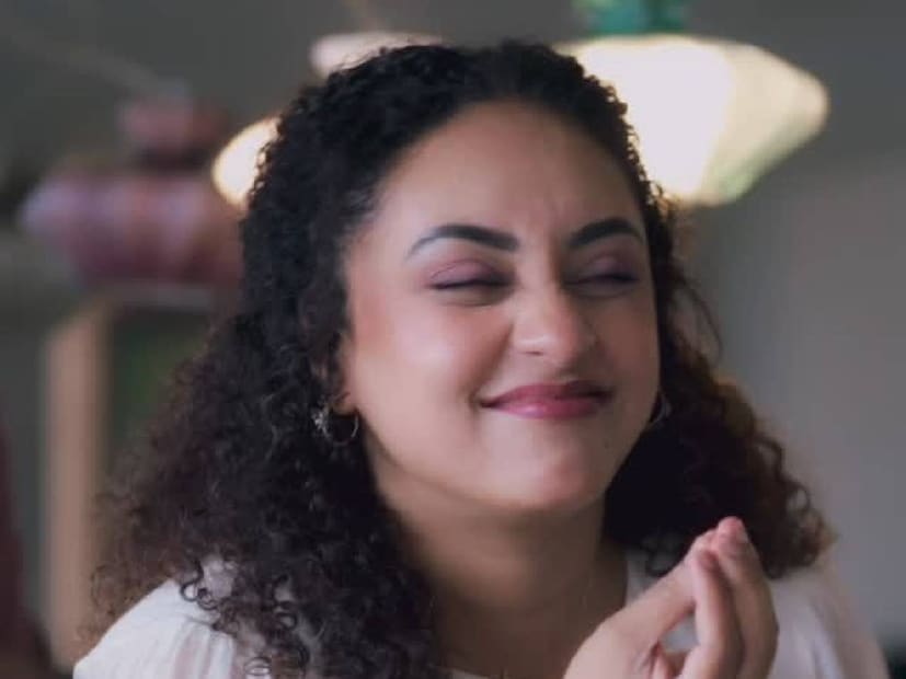 അടുത്തിടെ നടൻ ഷെയ്ൻ നിഗം പേളിയുടെ പേളി മാണി ഷോ എന്ന പരിപാടിയിൽ അതിഥിയായി വന്നിരുന്നു. ഷെയ്ൻ നിഗമിന്റെ രണ്ടു ചിത്രങ്ങളാണ് ദസറ വേളയിൽ അടുത്തടുത്തായി തിയേറ്ററുകളിൽ റിലീസ് ചെയ്യുന്നത്. അഭിനേതാക്കളുമായുള്ള പേളിയുടെ ചാറ്റ് ഷോ യൂട്യൂബിൽ കൂടുതൽ ശ്രദ്ധ നേടാറുണ്ട്. മില്യൺ കണക്കിലാണ് പേളിയുടെ ഷോയുടെ വ്യൂസ്. അതല്ലാത്ത പക്ഷം പേളി തന്റെ വീട്ടുവിശേഷങ്ങളും മക്കളുടെ കുറുമ്പുകളും പകർത്തി പോസ്റ്റ് ചെയ്യാറുണ്ട്. അഞ്ച് വർഷങ്ങളായി പേളി മാണി തന്റെ യൂട്യൂബ് ചാനൽ പ്രവർത്തനം ആരംഭിച്ചിട്ട് (തുടർന്ന് വായിക്കുക)