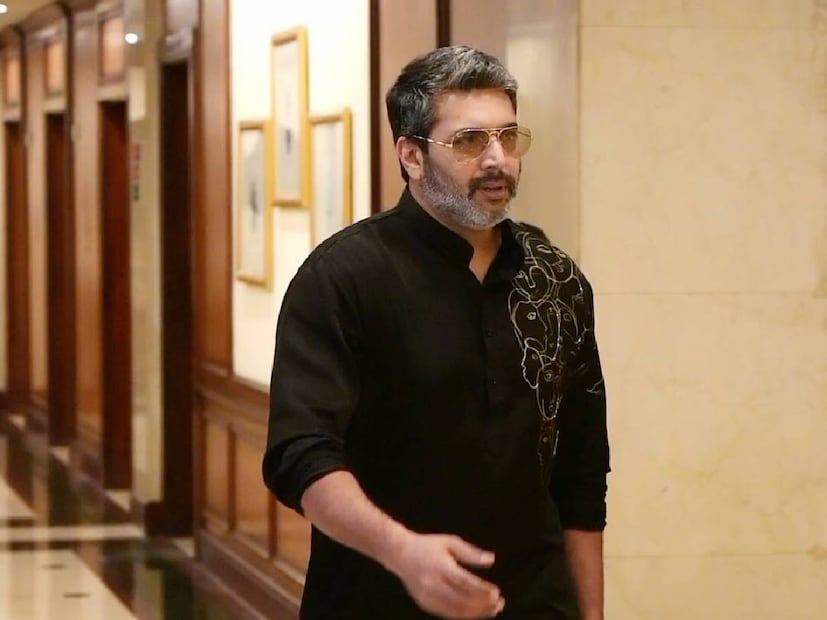 ചലച്ചിത്ര നിർമാണം ആരംഭിച്ചുവെങ്കിലും, നടൻ രവി മോഹന് കഴുത്തറ്റം കടം പെരുകുന്നു എന്ന വിവരവും പുറത്തുവരുന്നു. ചെന്നൈ ഇഞ്ചമ്പക്കത്തെ നടന്റെ ആഡംബര ബംഗ്ലാവിനെ സംബന്ധിച്ച വാർത്തയിലാണ് ഇക്കാര്യം പുറത്തുവരുന്നത്. ഫില്മിബീറ്റ്‌ റിപ്പോർട്ട് പ്രകാരം സ്വകാര്യ ബാങ്കിലെ മൂന്ന് ഉദ്യോഗസ്ഥർ എത്തി വീടിനു പുറത്ത് നോട്ടീസ് പതിപ്പിച്ചുവെന്നു ടൈംസ് ഓഫ് ഇന്ത്യ. കഴിഞ്ഞ 11 മാസങ്ങളായി രവി മോഹൻ തവണ വ്യവസ്ഥ മുടക്കി എന്നാണ് റിപ്പോർട്ടിലെ പരാമർശം (തുടർന്ന് വായിക്കുക)