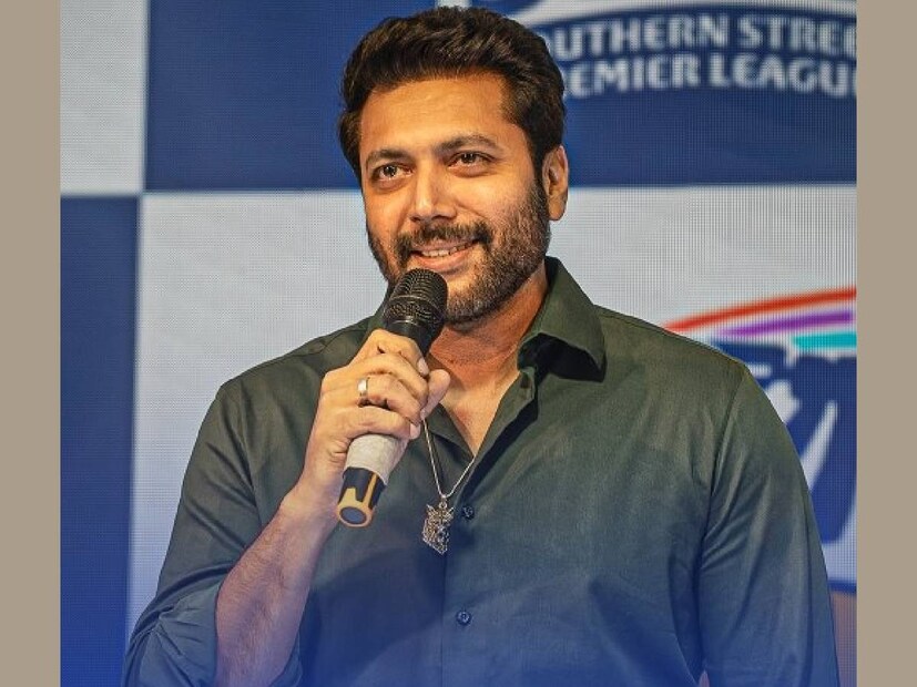 വീടിന്റെ വാതിലിൽ ബാങ്ക് നോട്ടീസ് പതിപ്പിച്ചു. ബാങ്കിന്റെ നടപടി സോഷ്യൽ മീഡിയയിലും വലിയ രീതിയിലെ ചർച്ചകൾക്ക് ഇടയാക്കിയിരുന്നു. തവണകൾ അടയ്ക്കുന്നതിൽ രവി മോഹൻ വീഴ്ച വരുത്തി. രവി മോഹനുള്ള ആദ്യത്തെ താക്കീതല്ല ഈ നോട്ടീസ്. പലപ്പോഴായി ബാങ്ക് രവി മോഹന് തവണ മുടങ്ങിയതായി ഓർമപ്പെടുത്തിക്കൊണ്ടുള്ള കത്തുകൾ അയച്ചിരുന്നു എന്നും റിപ്പോർട്ടിൽ പരാമർശമുണ്ട്. എന്നിട്ടും നടന്റെ ഭാഗത്തു നിന്നും അനുകൂല പ്രതികരണം ഉണ്ടായില്ല. സ്വകാര്യ ബാങ്കിൽ നിന്നും വലിയ തുക വായ്‌പ എടുത്താണ് നടൻ ബംഗ്ലാവ് സ്വന്തമാക്കിയത്