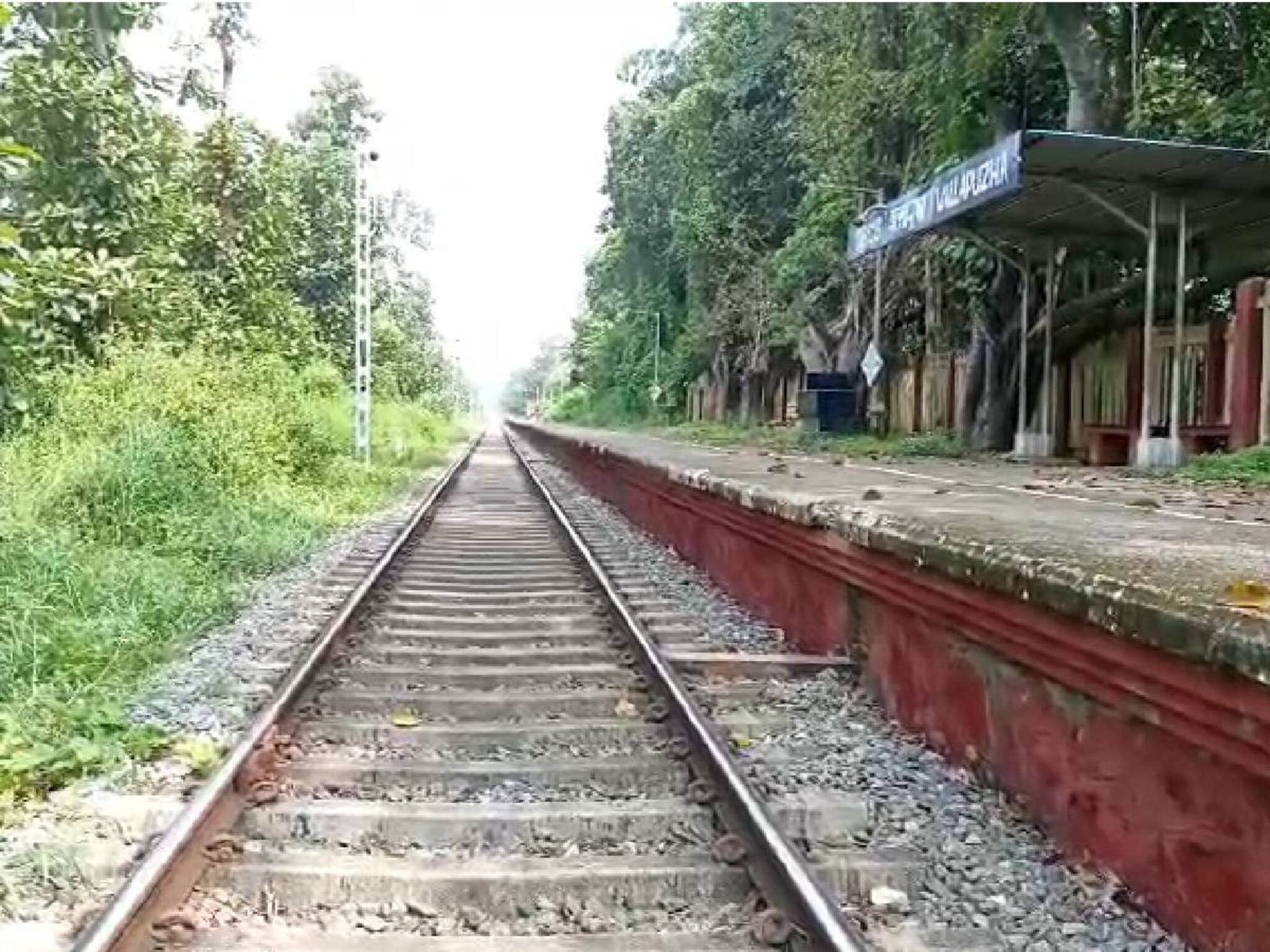 പാലക്കാട് റെയിൽവേ ജീവനക്കാരന് നേരെ കല്ലേറ്; തലയിൽ നാല് സ്റ്റിച്ചുകൾ