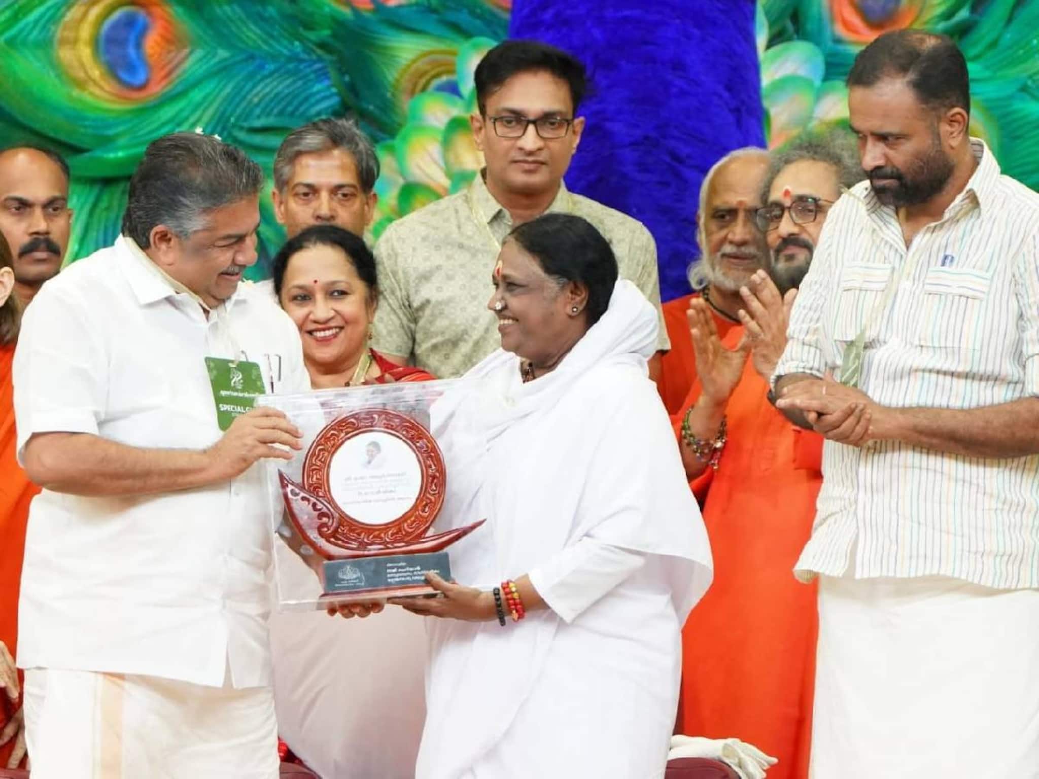 മാതാ അമൃതാനന്ദമയിക്ക്‌ സർക്കാരിൻ്റെ  ആദരം; മലയാള ഭാഷയും സംസ്കാരവും ലോകത്തിനു മുന്നിൽ തെളിയിക്കാൻ അമ്മയ്ക്ക് കഴിഞ്ഞെന്ന് മന്ത്രി സജി ചെറിയാൻ