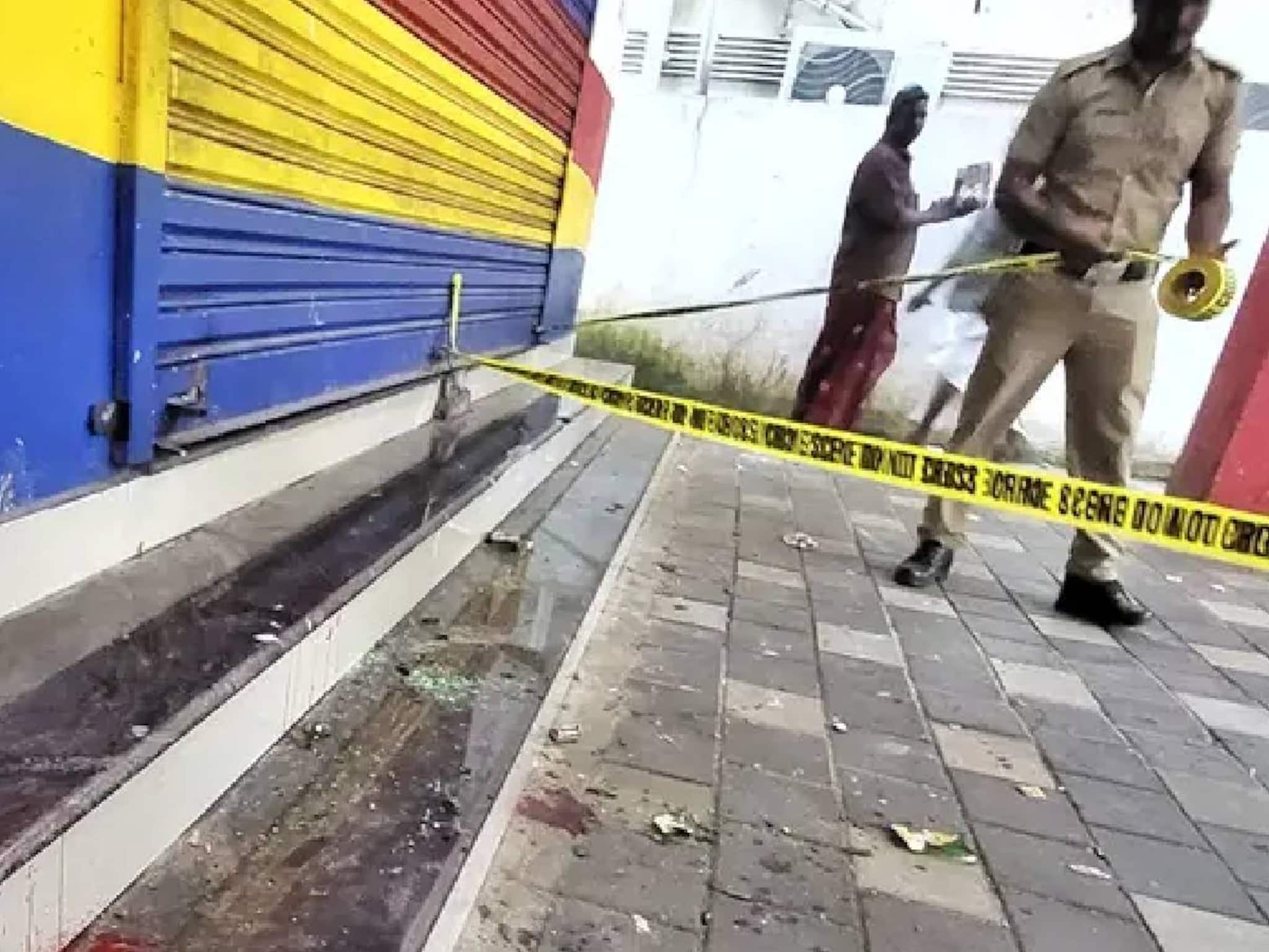 ബിവറേജിൽ ക്യൂ നിൽക്കുന്നതിനെ ചൊല്ലി തർക്കം; വയോധികന്റെ കഴുത്തിൽ കുത്തേറ്റു
