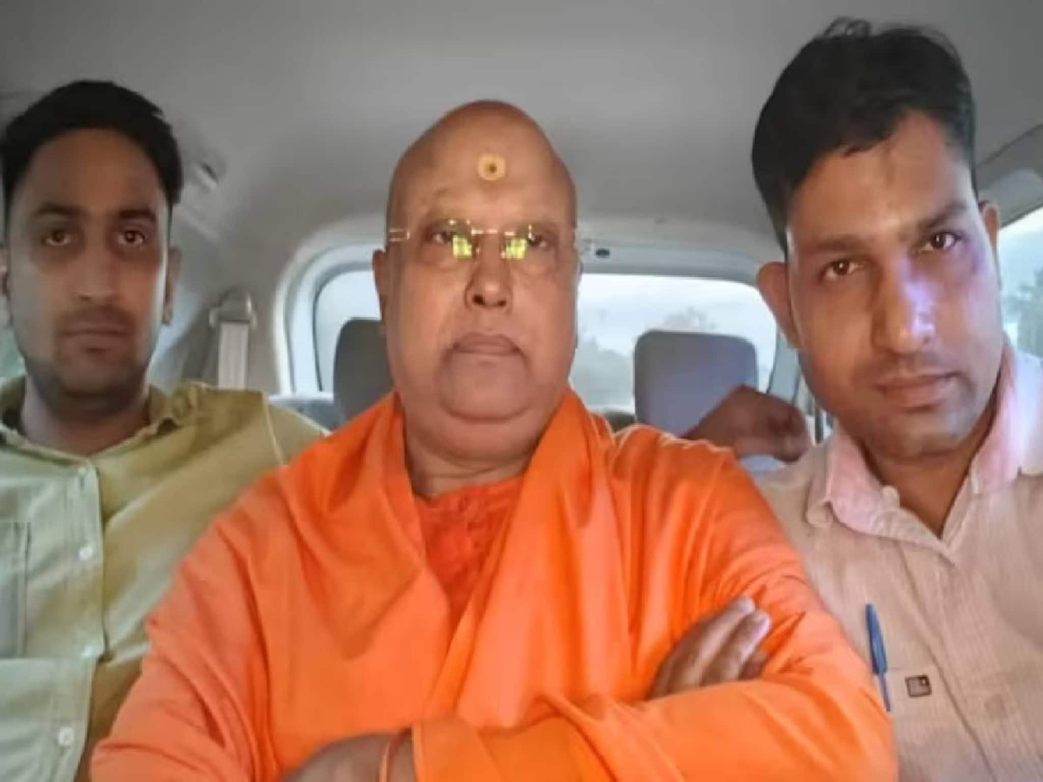 ആശ്രമത്തിലെ ലൈംഗികാതിക്രമം: ബാബ ചൈതന്യാനന്ദയുടെ ഫോണില്‍  സ്ത്രീകളുമൊത്തുള്ള ചിത്രങ്ങളും ചാറ്റുകളും