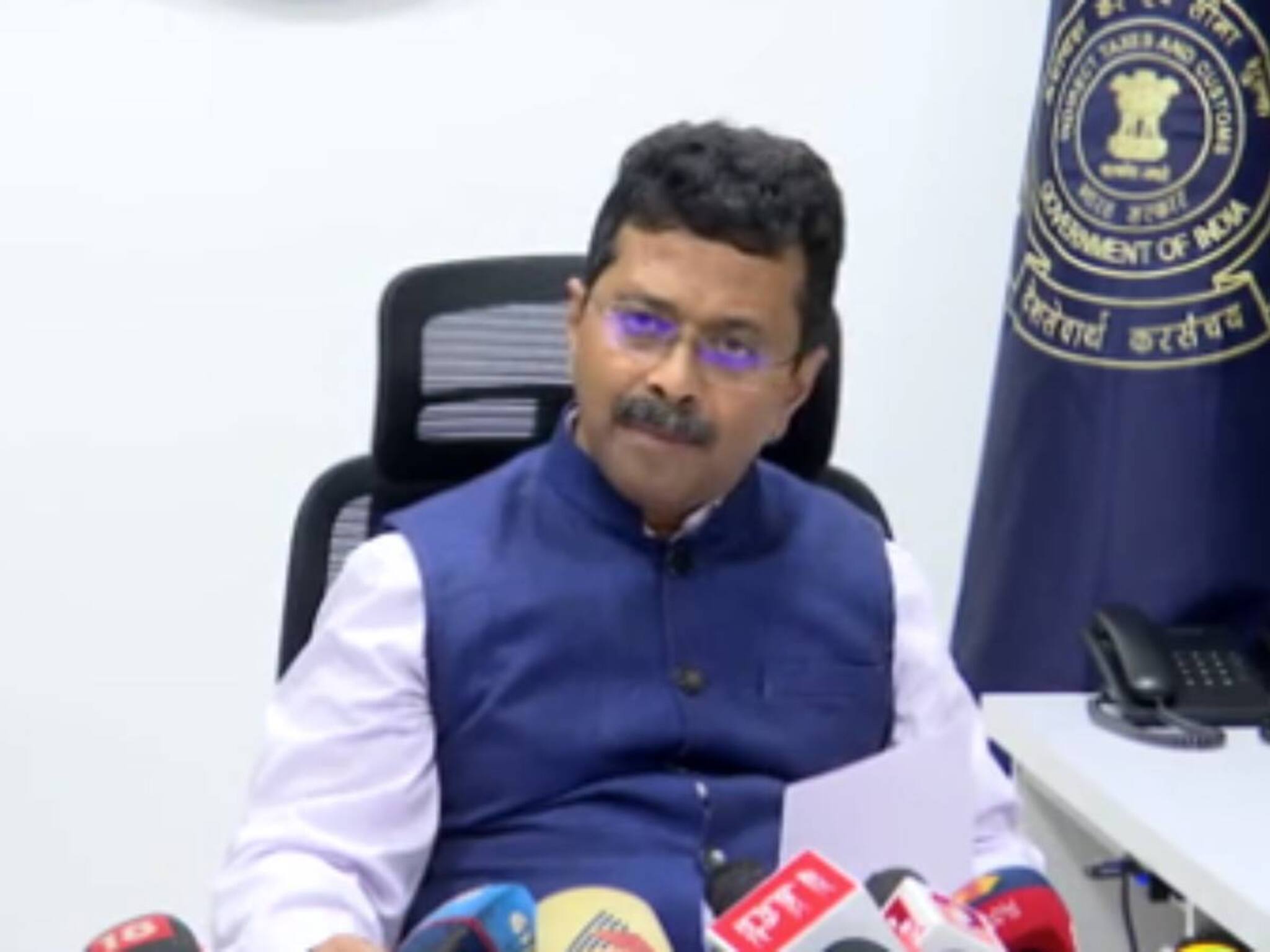 ഭൂട്ടാൻ വാഹനക്കടത്ത് വിവരിക്കുന്നതിനിടെ വന്ന ഫോൺ കോളിൽ  വാർത്താ സമ്മേളനം നിർത്തി കമ്മീഷണര്‍