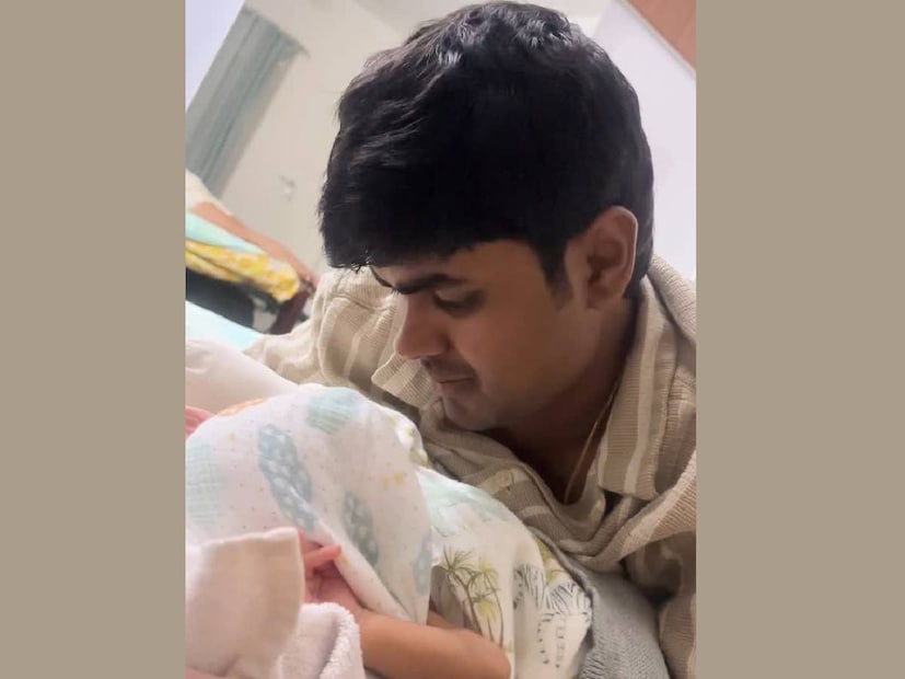 ആ സുദിനം പോലും ദിയ ആഘോഷമാക്കിയില്ല. അമ്മയായാൽ, മക്കളുടെ കാര്യങ്ങൾക്ക് നൽകുന്ന പ്രാധാന്യം മാത്രമാണ് അമ്മയുടെ ചിന്ത എന്നിരിക്കെ, അത് തന്നെയാണ് ദിയ കൃഷ്ണയുടെ കാര്യത്തിലും സംഭവിച്ചത്. ഉത്രാട ദിവസം ഉച്ചയ്ക്ക് ദിയ തന്റെ രണ്ടുമാസം പ്രായമായ മകൻ ഓമിയെ ആശുപത്രിയിൽ പ്രവേശിപ്പിച്ചു. കുഞ്ഞിനെ കയ്യിൽ ഡ്രിപ്പ് നൽകിയ പ്ലാറ്റ്ഫോം ചേർത്ത് കെട്ടിയിരിക്കുന്ന ഒരു ചിത്രം പോസ്റ്റ് ചെയ്തുകൊണ്ടാണ് ദിയ കൃഷ്ണ ഓണനാളിൽ അവരുടെ ഫോളോവേഴ്‌സിന് മുന്നിലെത്തിയത്. മറ്റു ഓണപ്പരിപാടികൾ ഒന്നും ദിയയുടെ ഇൻസ്റ്റഗ്രാം സ്റ്റോറികളിൽ ഇല്ല (തുടർന്ന് വായിക്കുക)