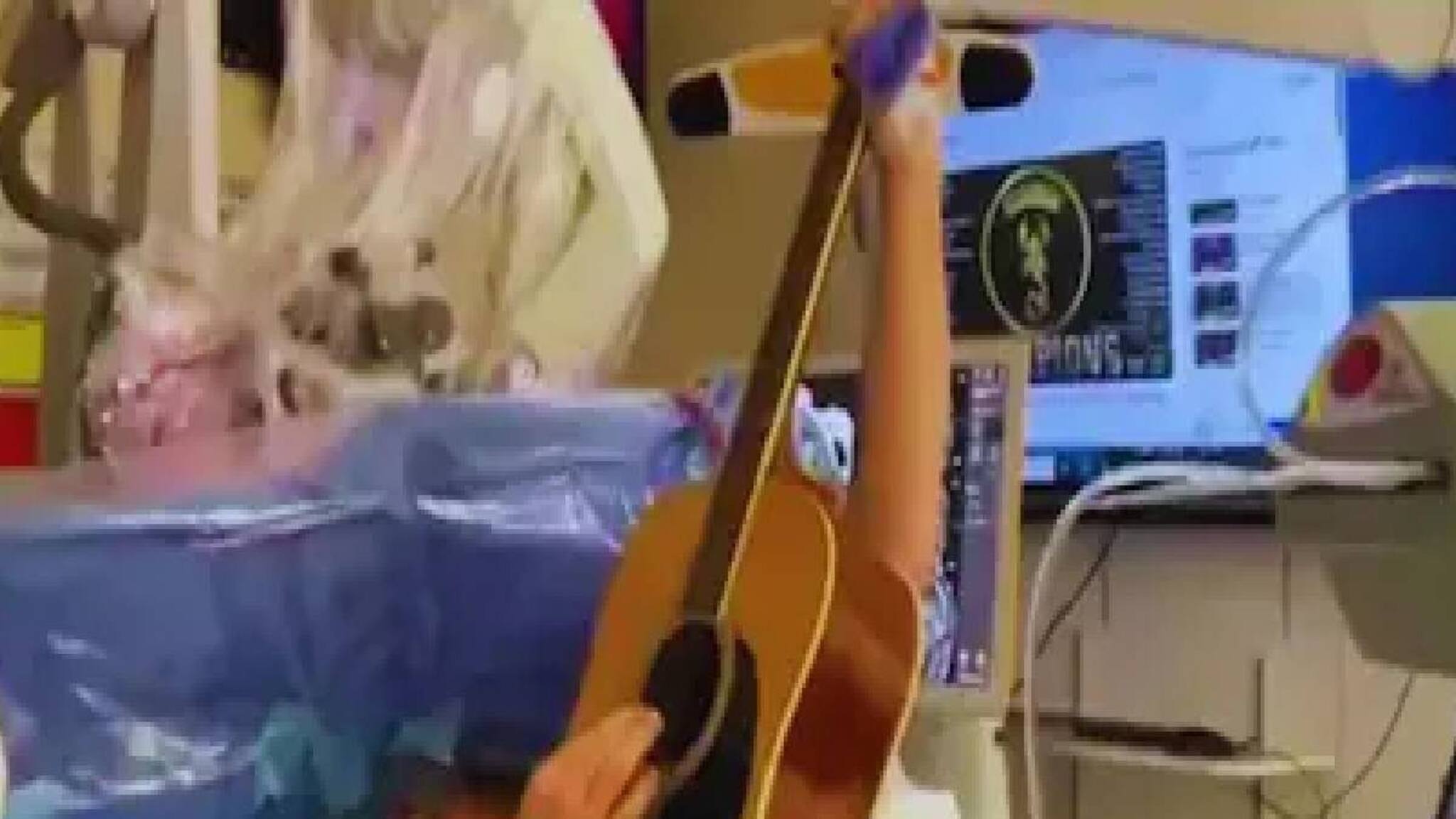 ഡോക്ടര്‍മാര്‍ ബ്രെയിന്‍ ട്യൂമറിനുള്ള ശസ്ത്രക്രിയ നടത്തുന്നതിനിടെ രോഗി ഗിത്താര്‍ വായിക്കുന്ന വീഡിയോ വൈറല്‍