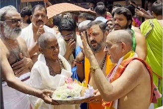 കൊല്ലൂർ മൂകാംബികാ ദേവിക്ക് 8 കോടിയുടെ വജ്ര കിരീടവും സ്വർ‌ണവാളും സമർപ്പിച്ച് ഇളയരാജ