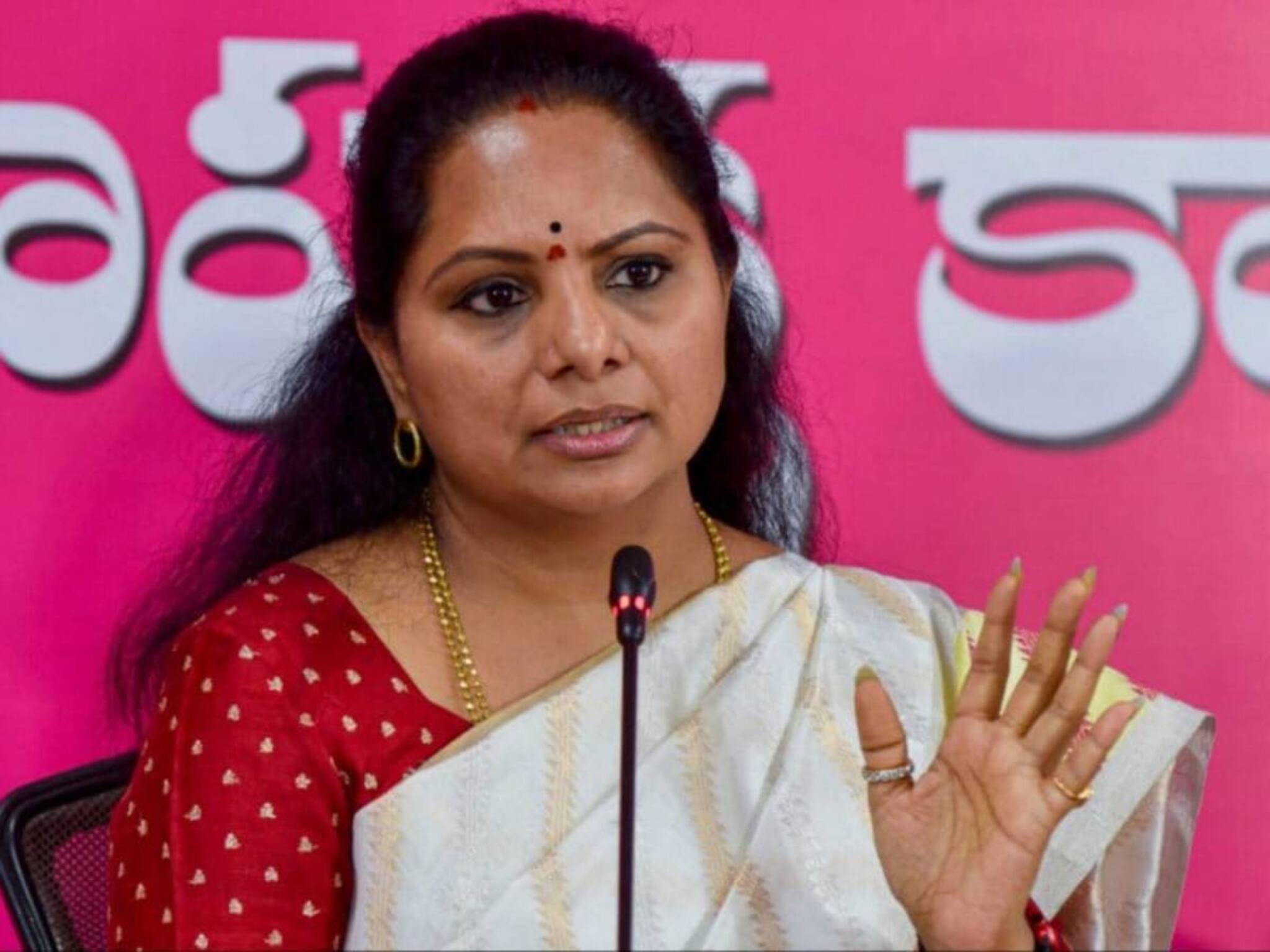 അച്ഛൻ കെസിആർ സസ്‌പെൻഡ് ചെയ്തതിന് പിന്നാലെ പാർട്ടി വിട്ട് കെ കവിത; എംഎല്‍സി സ്ഥാനവും രാജിവച്ചു