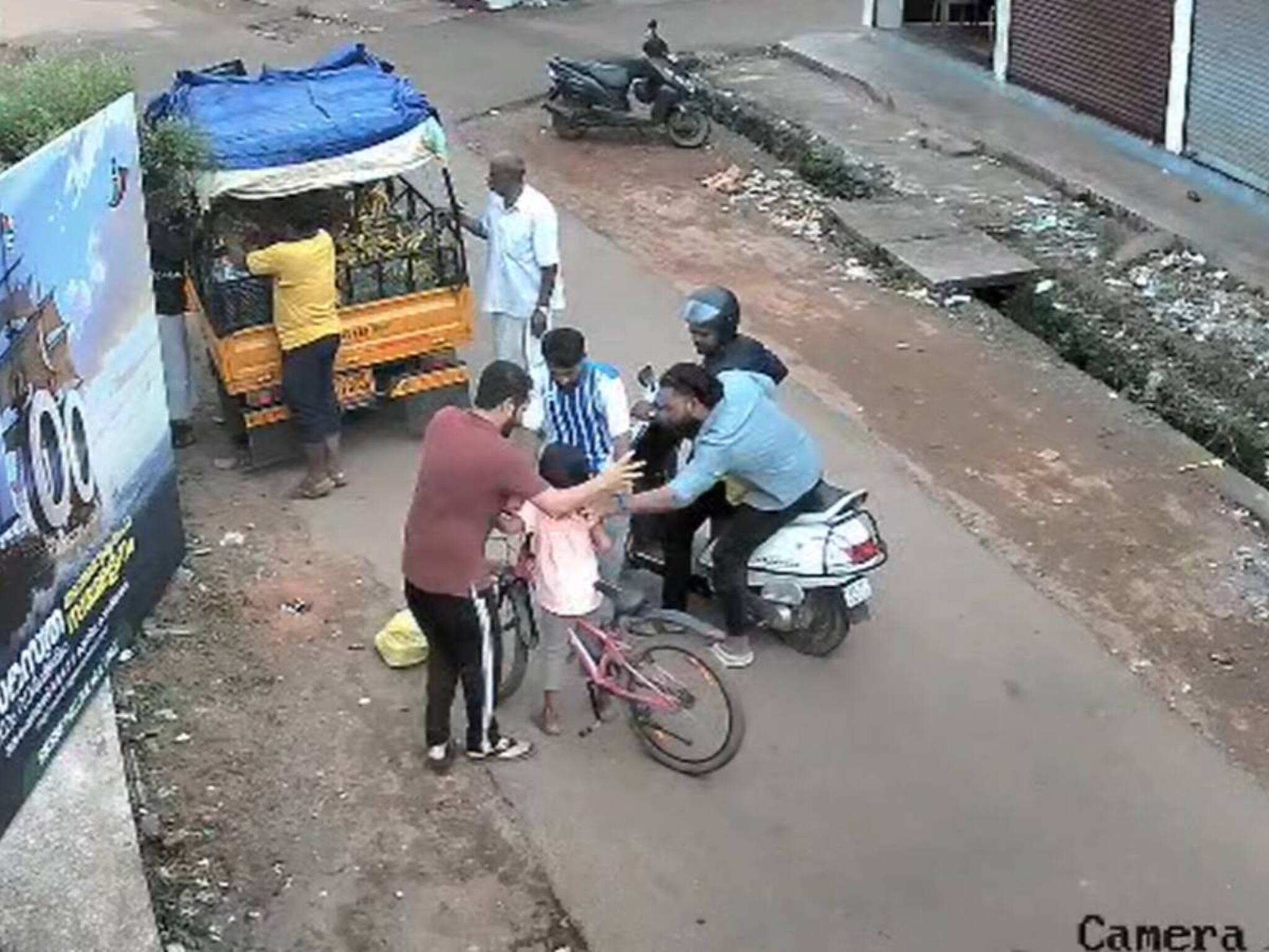 ചൂയിങ് ഗം തൊണ്ടയിൽ കുടുങ്ങിയ ആറുവയസുകാരിയുടെ ജീവൻ രക്ഷിച്ച് യുവാക്കൾ; വീഡിയോ വൈറൽ