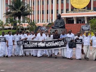 പ്രതിപക്ഷാംഗങ്ങൾ സഭ ബഹിഷ്കരിച്ച് പുറത്തേക്ക് വരുന്നു
