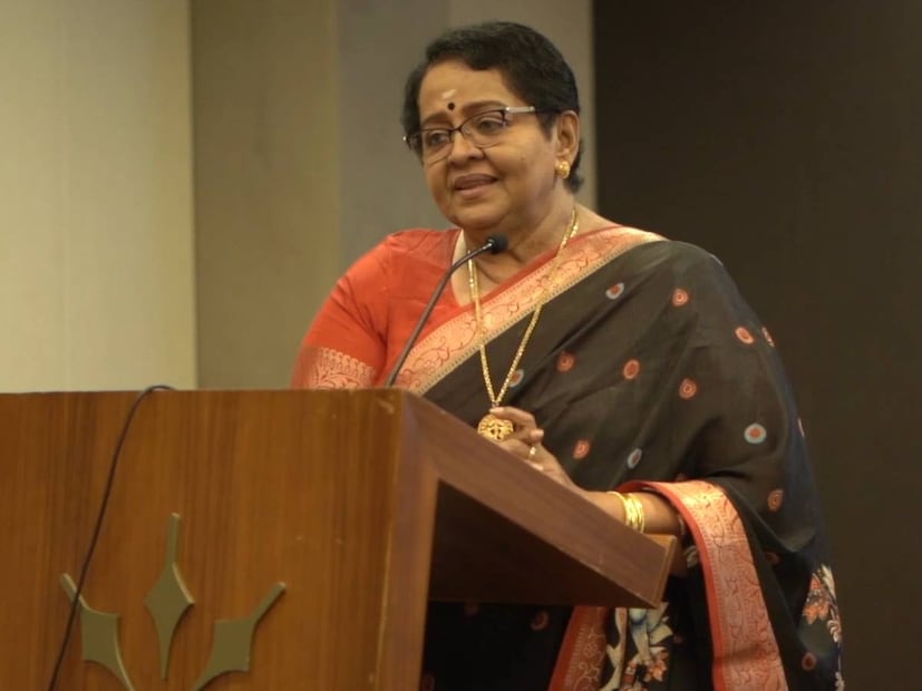 പിതാവിന്റെ ഭാഷാപ്രാവീണ്യം മക്കളായ ഇന്ദ്രജിത്തിനും പൃഥ്വിരാജിനും പകർന്നു കിട്ടിയിട്ടുണ്ട്. ഇംഗ്ലീഷ് ഭാഷയിലെ മികവ് അവരുടെ മരുമക്കൾക്കും കിട്ടി എന്നത് തീർത്തും യാദൃശ്ചികം. നല്ലനിലയിൽ ഇംഗ്ലീഷ് കൈകാര്യം ചെയ്യാൻ അറിയുന്നയാളാണ് മൂത്ത മരുമകളായ പൂർണിമ. ഇംഗ്ലീഷ് മാധ്യമ പ്രവർത്തകയായ സുപ്രിയയുടെ കാര്യം പറയേണ്ടതില്ലല്ലോ. രണ്ടുപേരുടെയും മക്കളായ പ്രാർത്ഥന, നക്ഷത്ര, അലംകൃത എന്നിവരും ഇംഗ്ലീഷ് ഭാഷയിൽ വളരെയേറെ പ്രാവീണ്യമുള്ളവരാണ് 