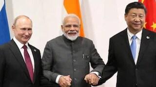 എസ്‌സി‌ഒ ഉച്ചകോടിയിൽ പ്രധാനമന്ത്രി നരേന്ദ്ര മോദി, റഷ്യൻ പ്രസിഡന്റ് വ്‌ളാഡിമിർ പുടിൻ, ചൈനീസ് പ്രസിഡന്റ് ഷി ജിൻപിംഗ്