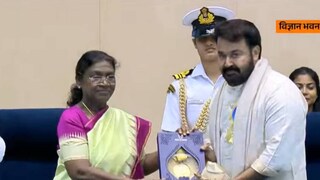 മോഹൻലാൽ പുരസ്കാരം ഏറ്റുവാങ്ങുന്നു