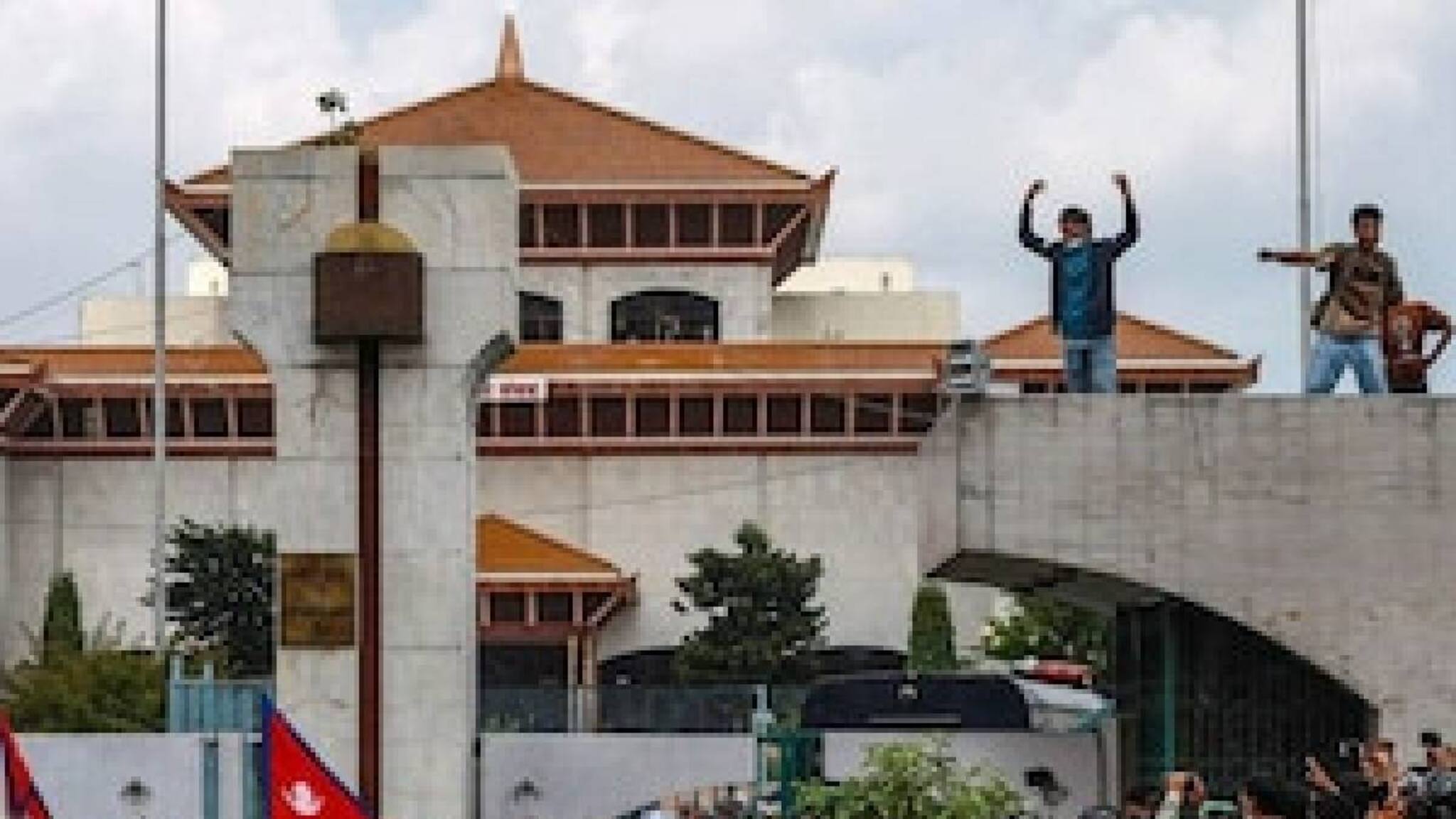 നേപ്പാളിലെ ജെൻ സി പ്രതിഷേധത്തിൽ 14 പേർ കൊല്ലപ്പെട്ടു; സോഷ്യൽ മീഡിയ നിരോധനം പിൻവലിക്കാനൊരുങ്ങി സർക്കാർ