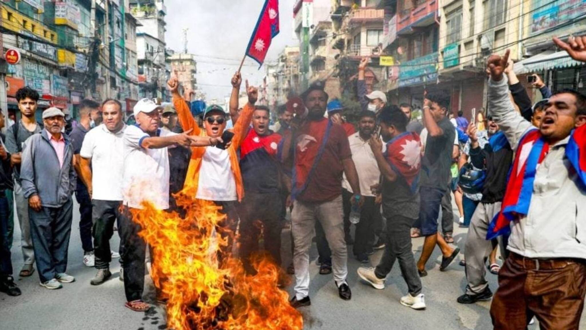 നേപ്പാളിലും ബംഗ്ലാദേശ് ? മന്ത്രിമാർ രാജിവെച്ചു; നാടുവിട്ടെന്ന അഭ്യൂഹങ്ങൾ‌ക്കിടെ സർവകക്ഷിയോഗം വിളിച്ച് പ്രധാനമന്ത്രി