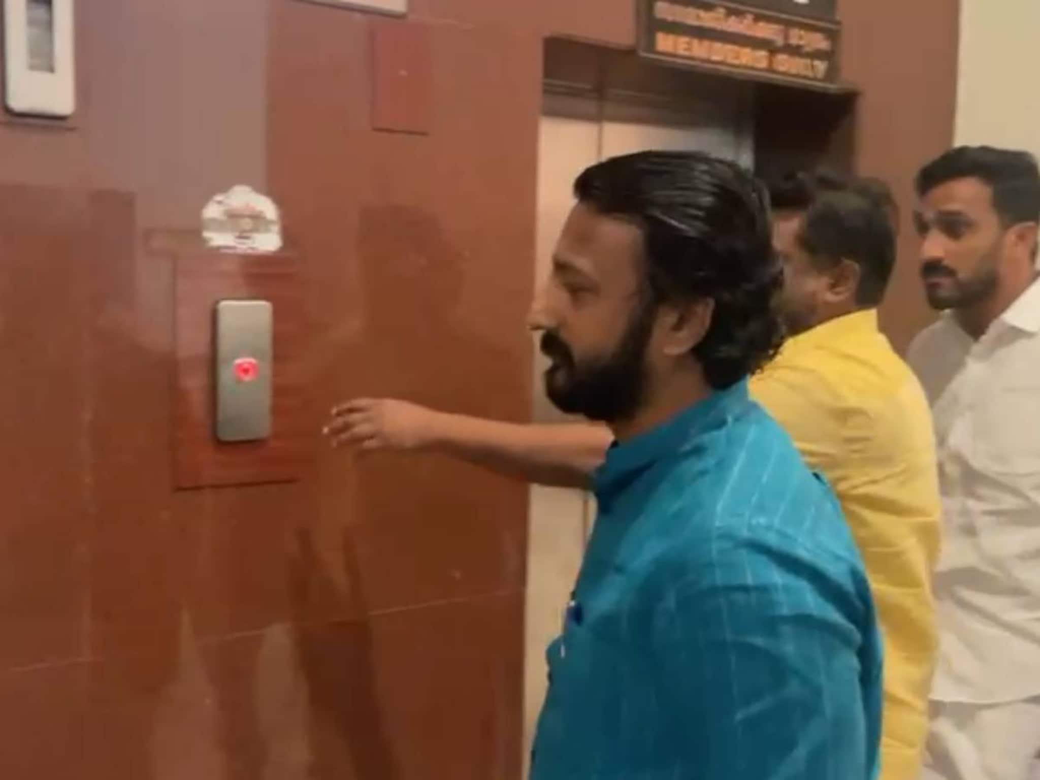ലൈംഗികാരോപണത്തിൽ കോൺഗ്രസ് സസ്പെൻഡ് ചെയ്ത പാലക്കാട് എംഎൽ‌എ രാഹുൽ മാങ്കൂട്ടത്തിൽ നിയമസഭയിൽ