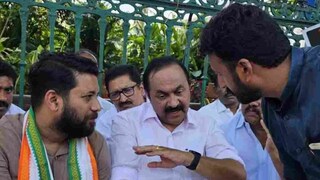 മുഖ്യമന്ത്രിക്കൊപ്പമുള്ള ഓണസദ്യ ആയുധമാക്കി സതീശന്‍റെ സമൂഹമാധ്യമ പോസ്റ്റുകളിലാകെ അസഭ്യവർഷമാണ്