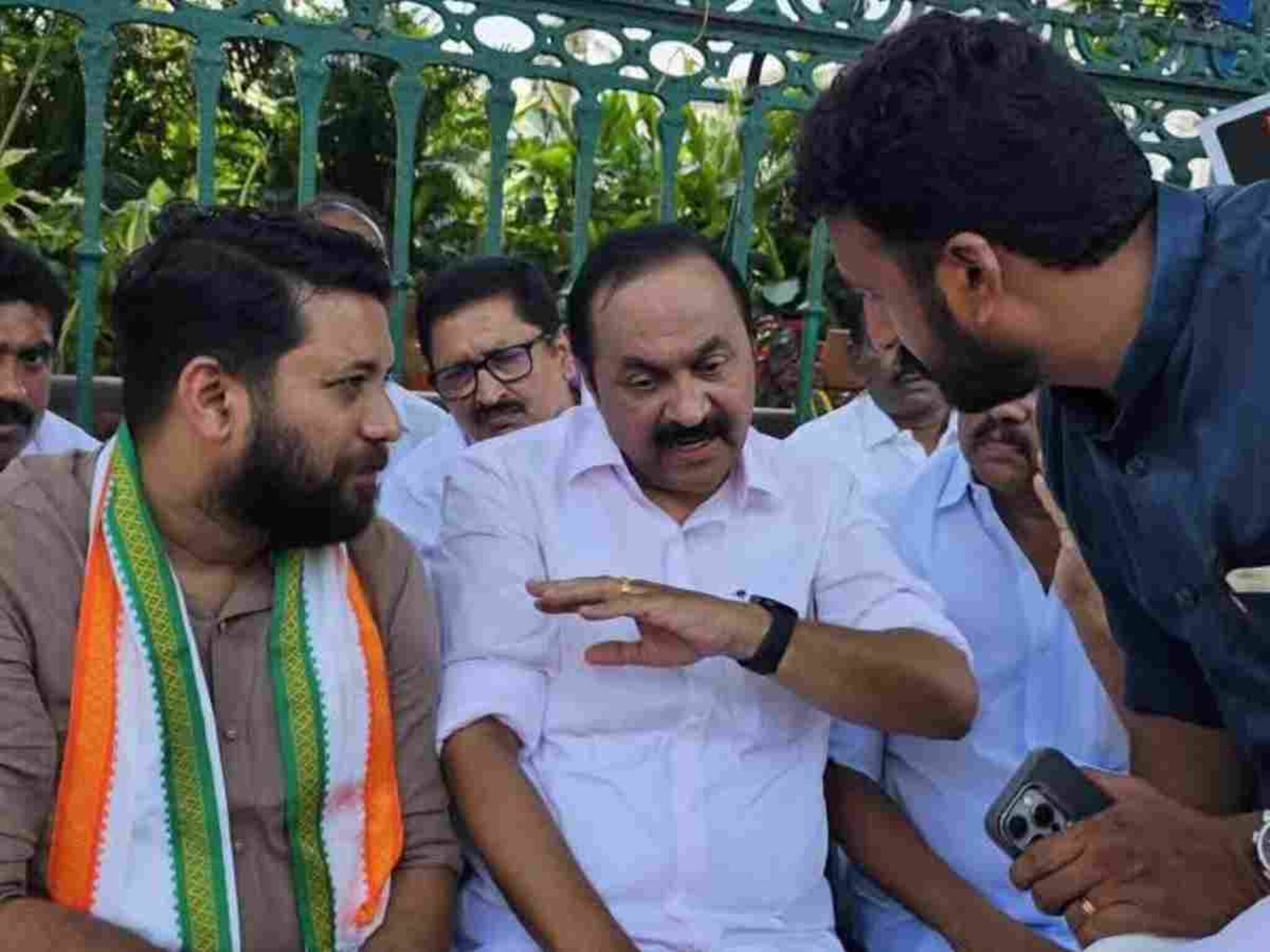 രാഹുൽ മാങ്കൂട്ടത്തിലിനെതിരായ നിലപാടിൽ വി ഡി സതീശനെതിരെ കടുത്ത സൈബർ ആക്രമണം; ഒഴിഞ്ഞു നിന്ന് മറ്റു നേതാക്കൾ