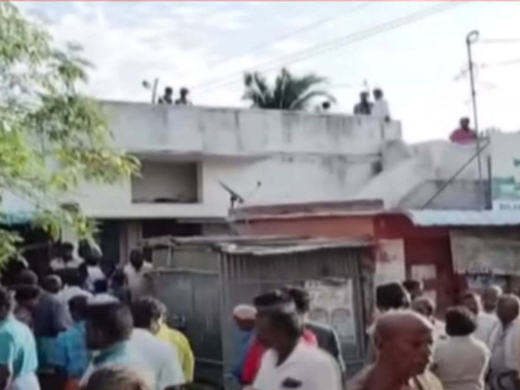 വീടിന്റെ ടെറസിൽ ഭാര്യയ്ക്കൊപ്പം കാമുകൻ; രണ്ടുപേരെയും വെട്ടിക്കൊന്ന് തലകളുമായി ഭർത്താവ് ജയിലിൽ കീഴടങ്ങി