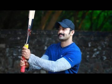 ക്രിക്കറ്റ് കളിക്കുന്ന ഉണ്ണി മുകുന്ദൻ ക്രിക്കറ്റ് കളിക്കുന്ന ഉണ്ണി മുകുന്ദൻ