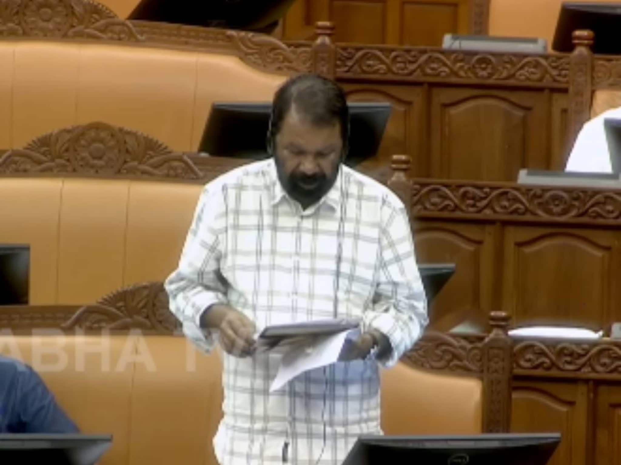 നിയമസഭയിൽ സംസാരിക്കുന്നതിനിടെ ശാരീരിക അസ്വസ്ഥതകളെ തുടര്‍ന്ന് മന്ത്രി ശിവന്‍കുട്ടിയെ ആശുപത്രിയില്‍ പ്രവേശിപ്പിച്ചു