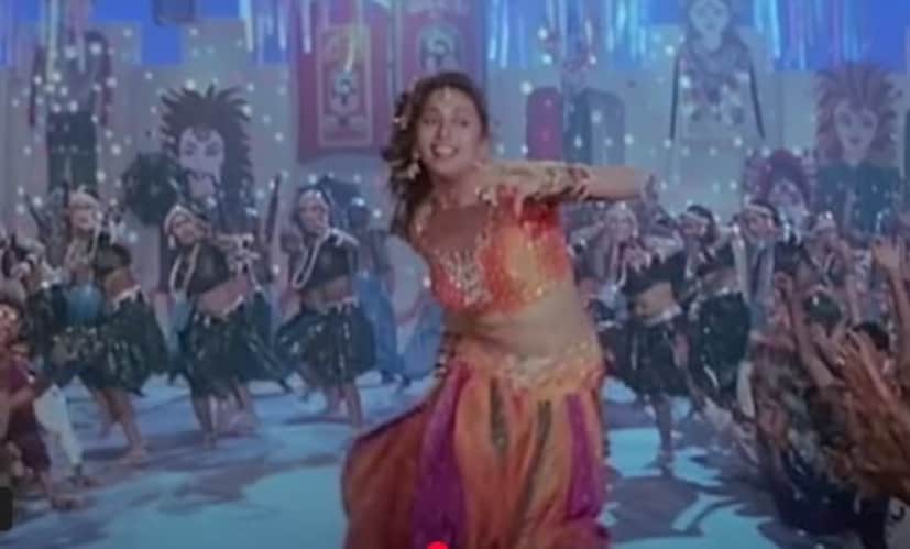 എന്നാൽ, ഈ വെല്ലുവിളികൾ കേവലം നാലുവർഷത്തെ കൂടുതൽ മാധുരിയെ ബാധിച്ചില്ല. 1988ൽ റിലീസ് ചെയ്ത 'തേസാബ്' എന്ന ചിത്രത്തിലെ വേഷമായ മോഹിനിയിലൂടെ മാധുരി അറിയപ്പെട്ടു തുടങ്ങി (തുടർന്ന് വായിക്കുക)