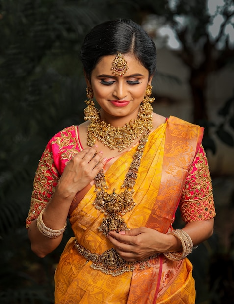 നിങ്ങളുടെ കൈവശം രേഖകൾ ഇല്ലെങ്കിൽ, ഒരു പരിധി വരെ സ്വർണം സൂക്ഷിക്കുന്നതിനു നിയമപരമായ പരിരക്ഷയുണ്ട്:- വിവാഹിതരായ സ്ത്രീകൾ: 500 ഗ്രാം വരെ
- അവിവാഹിതരായ സ്ത്രീകൾ: 250 ഗ്രാം വരെ
- പുരുഷന്മാർ: 100 ഗ്രാം വരെ