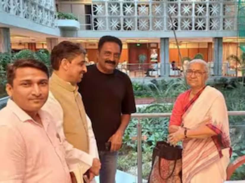  നടൻ പ്രകാശ് രാജ് രണ്ടുതവണ വിവാഹിതനായിട്ടുണ്ട്. അദ്ദേഹം ആദ്യം ലളിത കുമാരിയെ വിവാഹം കഴിച്ചു. 1994 ൽ വിവാഹിതരായ ഈ ദമ്പതികൾ 2009-ൽ വിവാഹമോചനം നേടി. ഇതിനുശേഷം, പ്രകാശ് രാജ് 2010 ൽ പോണി വർമ്മയെ വിവാഹം കഴിച്ചു. 51 വയസ്സുള്ളപ്പോഴാണ് അദ്ദേഹം നാലാമത് അച്ഛനായത്.