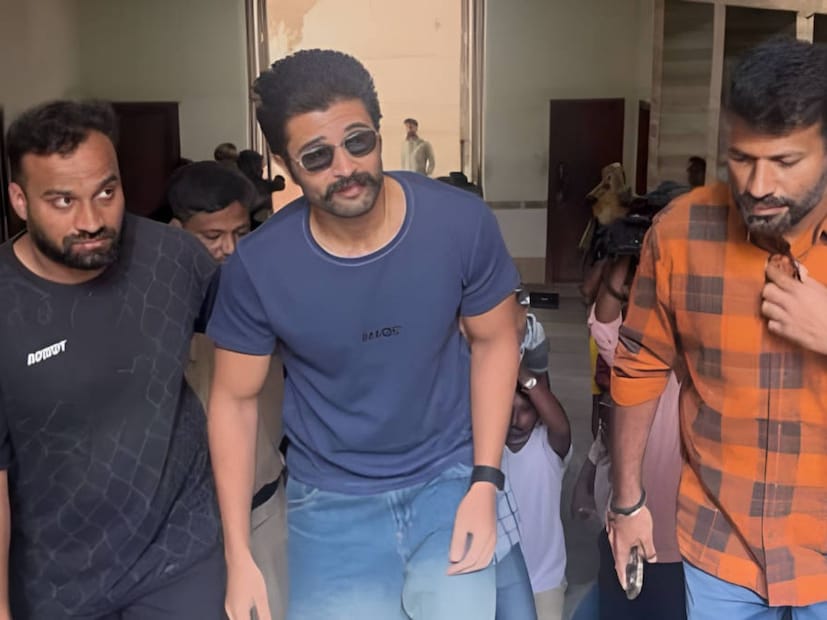  അല്ലു അർജുൻ, മഹേഷ് ബാബു, ചിരഞ്ജീവി, അക്കിനേനി നാഗാർജുന തുടങ്ങിയ താരങ്ങളുടെ അയല്പക്കത്താണ് ദേവരകൊണ്ടയുടെ താമസം. ആധുനികതയ്‌ക്കൊപ്പം സാങ്കേതിക മികവും മുറ്റിനിൽക്കുന്ന വീടാണ് ദേവരകൊണ്ടയുടേത്. അടുക്കള, ഡ്രോയിങ് റൂം, എന്റർടൈൻമെന്റ് റൂം എന്നിങ്ങനെ ഡിസൈൻ വൈവിധ്യം നിറഞ്ഞതാണ് ഈ വീടിനുള്ളിലെ ഓരോ മുറിയും. കാലെടുത്തു വച്ച നിമിഷം തന്നെ ഈ വീടിന്റെ ആഡംബരം ഒരാൾക്ക് അനുഭവിച്ചറിയാൻ സാധിക്കും. ആദ്യം തോന്നുന്ന മതിപ്പ് തന്നെയാകും അവസാനത്തേതും എന്ന കാഴ്ചപ്പാടിന് എന്തുകൊണ്ടും ചേരുന്ന വീടാണിത്. ഈ വീട്ടിലെ തടികൊണ്ടുള്ള ഗേറ്റും വീടിന്റെ ലളിതമായ ഡിസൈനുകളും മുഖ്യാകർഷണമാണ്‌. വീടിനു ചുറ്റുമുള്ള പച്ചപ്പാണ് മറ്റൊരു ആകർഷണീയത (തുടർന്ന് വായിക്കുക)