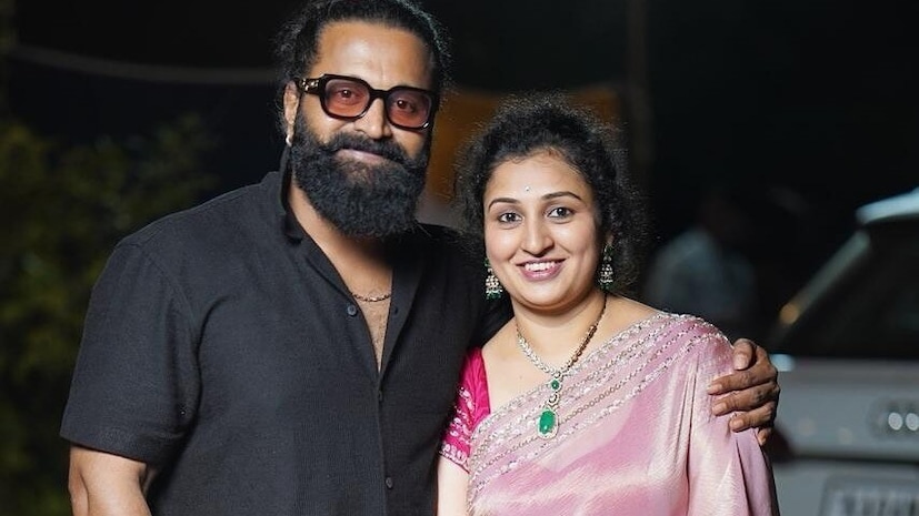 സിനിമയുടെ രണ്ടാം ഭാഗം ഇറങ്ങിയത് പോലെത്തന്നെയാണ് ഋഷഭ് ഷെട്ടിയുടെയും ഭാര്യയുടെയും പ്രണയകഥയുടെ തുടക്കവും. ഋഷഭിന്റെ 'ഉളിടവരു കണ്ടന്തേ' എന്ന 2014 ചിത്രത്തിൽ സുഹൃത്തായ രക്ഷിത് ഷെട്ടിയായിരുന്നു നായകൻ. ഈ രക്ഷിത് ഷെട്ടിയുടെ കടുത്ത ആരാധികയായിരുന്നു പ്രഗതി. അതുകൊണ്ടു തന്നെ കൂട്ടുകാരികളെയും കൊണ്ട് സിനിമ കാണാൻ പ്രഗതി വന്നിരുന്നു. എന്നാൽ, പ്രഗതിയുടെ വിധി മാറിമറിയുന്ന സിനിമ കാണലായിരുന്നു അത്. രക്ഷിതുമായി ഫോട്ടോ എടുക്കാൻ ആള് കൂടിയതും, സംവിധായകൻ ഋഷഭ് ഷെട്ടി, നായകനെയും നായികയെയും നടുവിൽ നിർത്തി വഴിമാറി നിന്നുകൊടുത്തു (തുടർന്ന് വായിക്കുക)