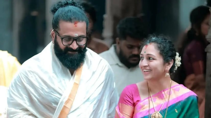   "ഞാൻ ഒരു മൂലയിലേക്ക് തള്ളപ്പെട്ടു. അന്നേരം ഞങ്ങളുടെ ഭാഷയിൽ ഒരാൾ 'നമ്മുടെ നാട്ടിലെ ആൺകുട്ടികൾ നല്ല സിനിമ ചെയ്യുന്നുണ്ട്" എന്ന് പറയുന്നത് ഋഷഭ് ഷെട്ടിയുടെ കാതിൽപ്പതിച്ചു. അതൊരു സ്ത്രീ ശബ്ദമായിരുന്നു. 'അതാരെന്നു കാണാൻ ഞാൻ തിരിഞ്ഞു നോക്കി. എല്ലാവരും താരങ്ങളുടെ കൂടെ പോസ് ചെയ്തപ്പോൾ, ഇവൾ മാത്രം എന്റെ കൂടെ നിന്നും ചിത്രം പകർത്താൻ മുന്നോട്ടുവന്നു. ആ ചിത്രം ഇപ്പോഴും എന്റെ പക്കൽ ഉണ്ടെന്നു കരുതുന്നു,"' ഋഷഭ് പറയുന്നു