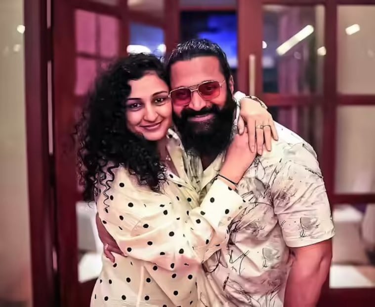 ആ പരിചയം അവർ ഫേസ്ബുക്കിലൂടെ തുടർന്നു. സ്പെഷലായി എന്തോ അവർക്കിടയിൽ സംഭവിക്കുന്നുണ്ടായിരുന്നു. ഒരേ വിഭാഗത്തിൽ ഉള്ളവർ കൂടിയായതിനാൽ, അവരുടെ പ്രണയകഥയിലെ വളവുകളും തിരിവുകളും കുറവായിരുന്നു. കേവലം പത്തു മാസം കൊണ്ട് ആ പരിചയം വിവാഹത്തിൽ കലാശിച്ചു. ഋഷഭ് 'റൊമാന്റിക്' ആവുനന്തിനെക്കുറിച്ചും പ്രഗതി ഓർക്കുന്നു. 
