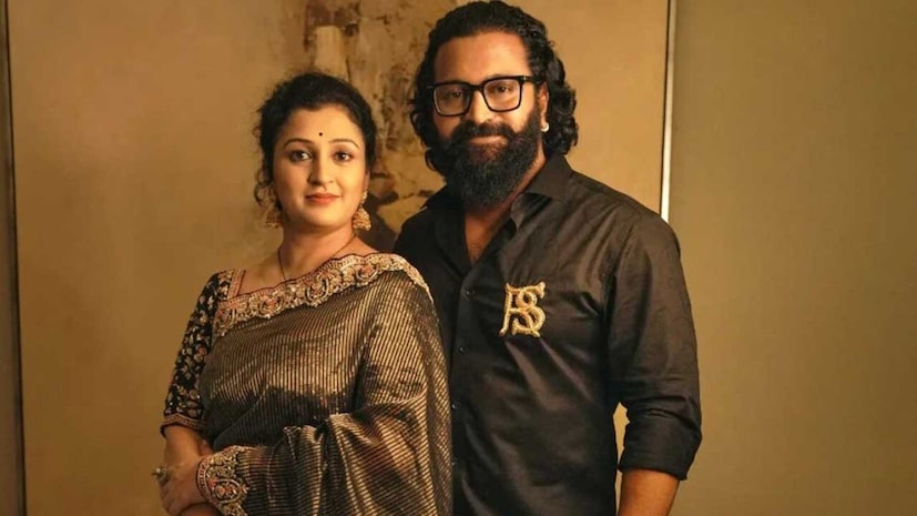 എപ്പോഴും ജോലിത്തിരക്കുള്ള ഋഷഭ് ഷെട്ടിയുടെ കൂടെ ജീവിക്കുന്നതിനെക്കുറിച്ചും പ്രഗതിക്ക് പറയാനുണ്ട്. 'ഞാൻ പക്വമതിയായ ഒരു സ്ത്രീയാണ്. അദ്ദേഹം എത്രത്തോളം അനുഗ്രഹീതാനെന്നു ഞാൻ തിരിച്ചറിയുന്നു. അദ്ദേഹം ഇത്തരത്തിൽ കൂടുതൽ സിനിമ ചെയ്യണമെന്നാണ് എന്റെ ആഗ്രഹം' എന്ന് പ്രഗതി