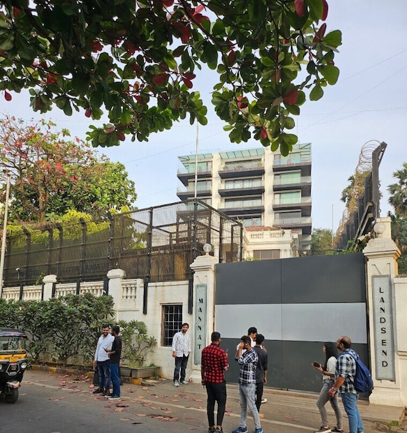 These properties are famous not only for their lavishness but also for being symbols of their owners' immense success and fame. But did you know this Bollywood diva, a neighbour of SRK, owns a bungalow reportedly worth more than Rs 100 crore?